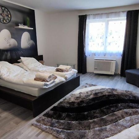 Freedom-Fehervar Apartman セーケシュフェヘールヴァール エクステリア 写真