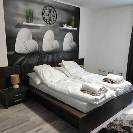 Freedom-Fehervar Apartman セーケシュフェヘールヴァール エクステリア 写真
