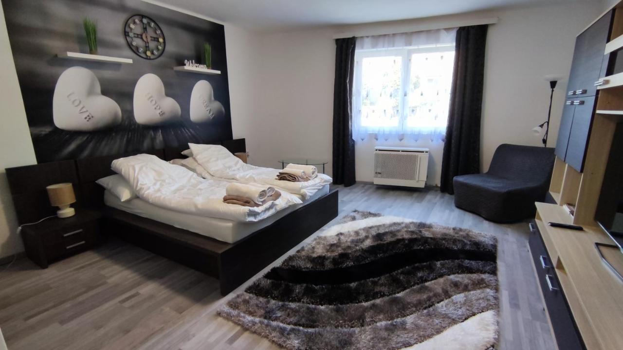 Freedom-Fehervar Apartman セーケシュフェヘールヴァール エクステリア 写真