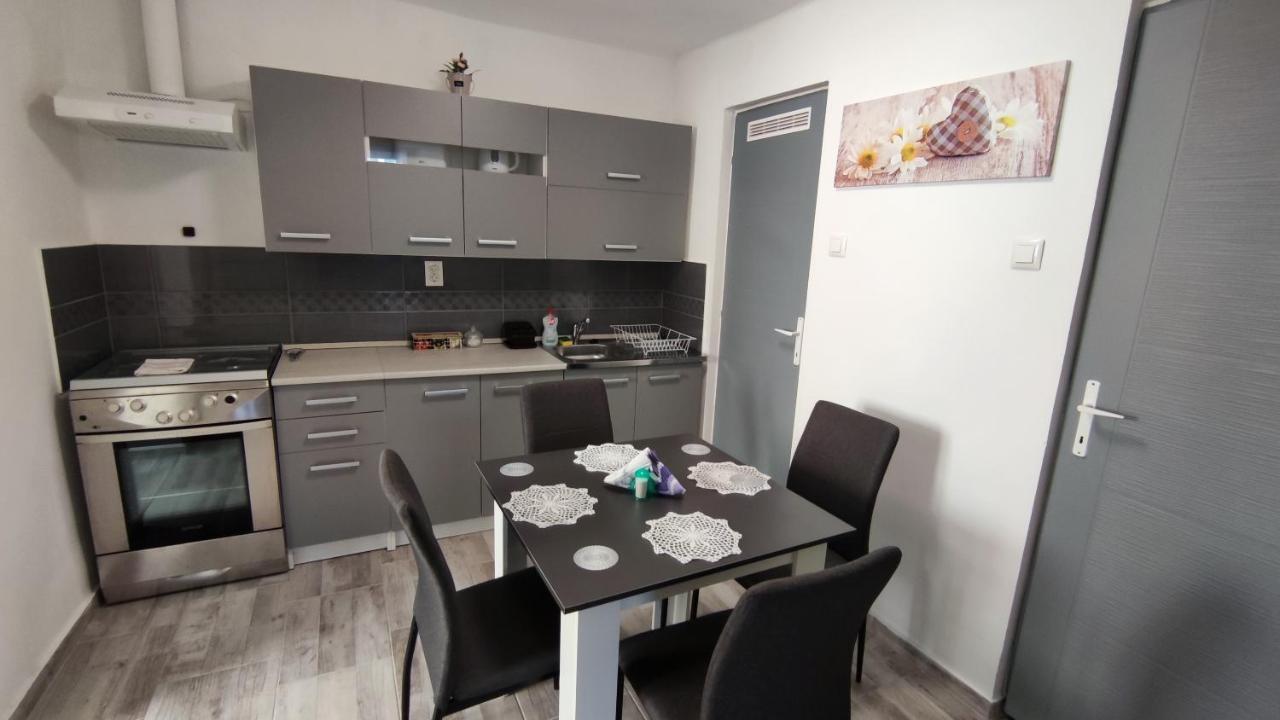 Freedom-Fehervar Apartman セーケシュフェヘールヴァール エクステリア 写真