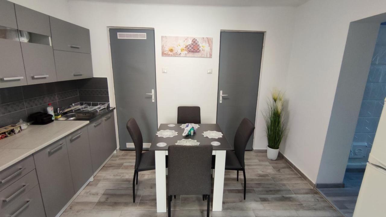 Freedom-Fehervar Apartman セーケシュフェヘールヴァール エクステリア 写真